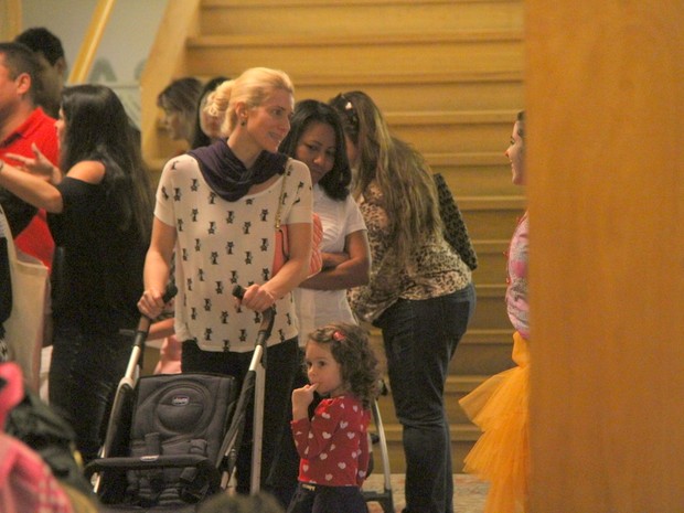 Letícia Spiller e a filha Stella em shopping no Rio (Foto: Daniel Delmiro/ Ag. News)