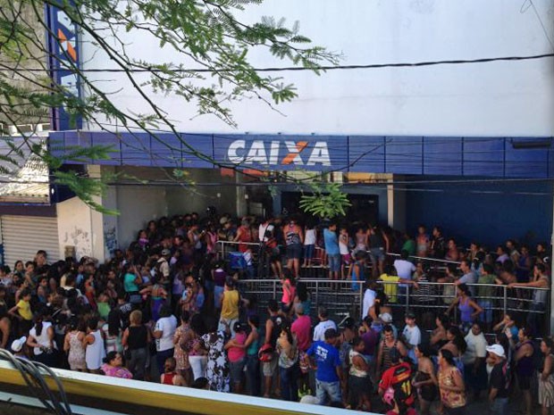 Agência da Caixa, em Paulista, ficou lotada. (Foto: Wanessa Andrade / TV Globo)