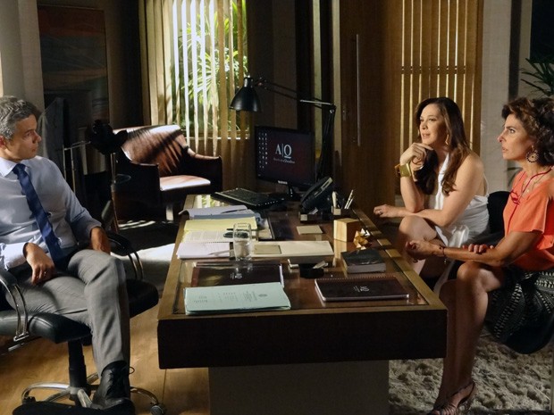 Lívia sonda Haroldo sobre investigação de Wanda (Foto: Salve Jorge/TV Globo)
