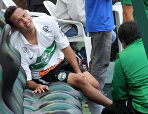 Rafinha se machuca durante o Atletiba (Foto: Marco Aurélio Garcia/RPCTV)