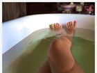 Lily Allen posa na banheira em foto provocante e exibe unhas coloridas