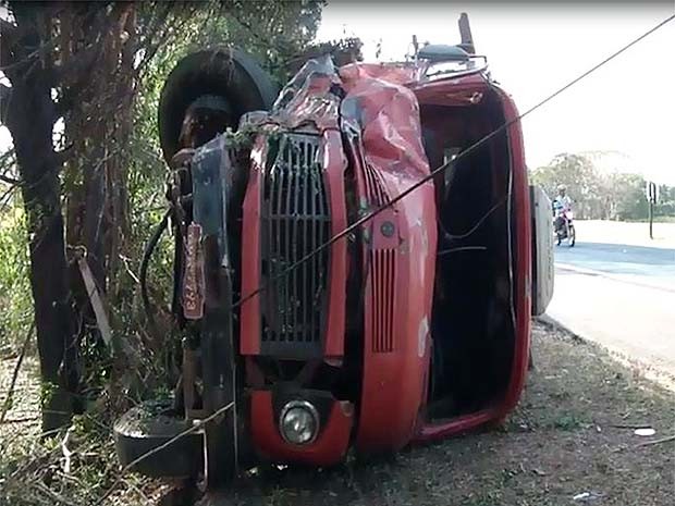 G1 Motorista perde controle e tomba caminhão em rodovia de Franca SP