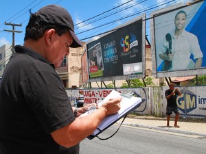 Operação retirou outdoors que estão irregulares em terrenos de João Pessoa (Foto: Rizemberg Felipe / Jornal da Paraíba)