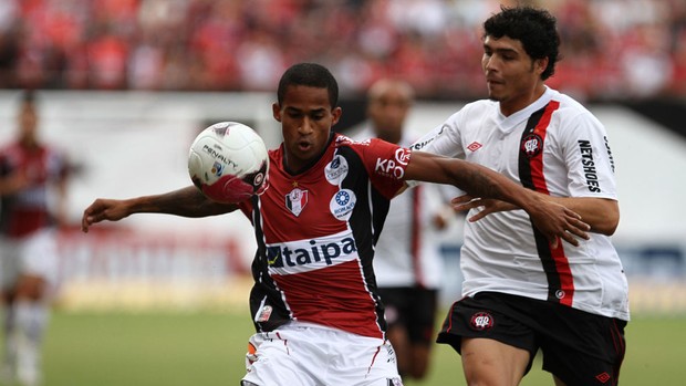 Eduaro do Joinville e Zezinho do Atlético-PR (Foto: Geraldo Bubniak / Ag. Estado)