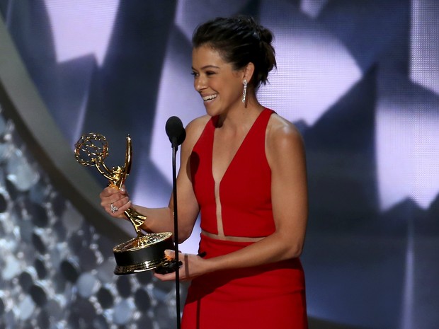 Tatiana Maslany recebe seu primeiro Emmy como melhor atriz de série dramática por &quot;Orphan black&quot; (Foto: Mike Blake/Reuters)