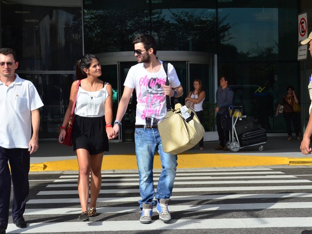 Antonia Morais com o namorado no aeroporto (Foto: William Oda / Foto Rio News)