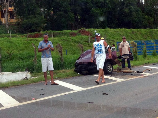 Carro se parte ao meio após acidente entre Congonhal e Pouso Alegre (Foto: Mayara Gouveia)