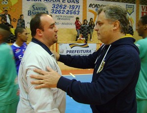 Bruno Bloes, de Capão, e Julinho Martins, de Rio Preto, após o jogo (Foto: Alan Schneider / G1)