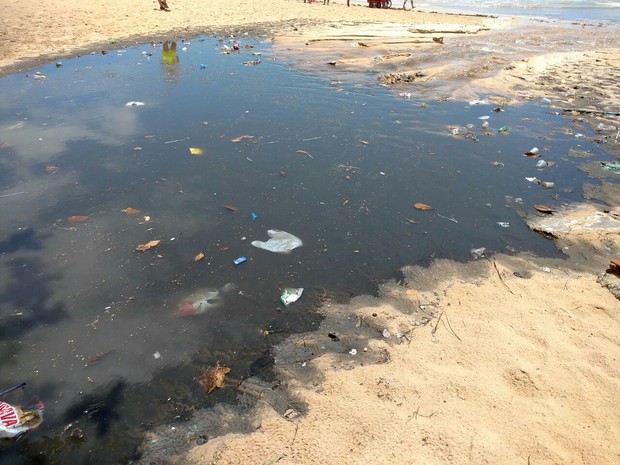 Esgoto é despejado na Praia de Boa Viagem, na Zona Sul do Recife (Foto: Reprodução/WhatsApp) Esgoto é despejado na Praia de Boa Viagem, na Zona Sul do Recife (Foto: Reprodução/WhatsApp)