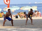 Fernanda Lima e Rodrigo Hilbert jogam vôlei na praia