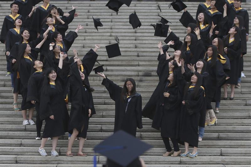 Estudantes da Universidade de Qingdao, em Shandong, na China, comemoram sua formatura de graduação. Número de universitários formados bateu recorde no país, com total de 7,27 milhões