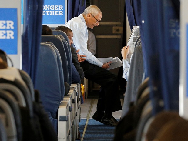 John Podesta a bordo do &#39;Hill Force One&#39;, o apelido do avião da campanha de Hillary (Foto: Reuters/Brian Snyder)