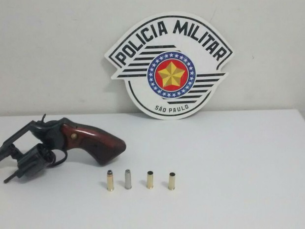 Arma e munições foram apreendidas com um homem  em Sorocaba (Foto: PM/Divulgação)