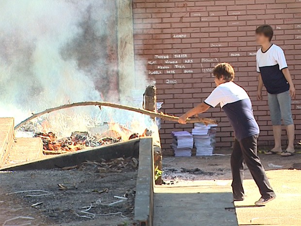 Funcionárias de escola estadual queimam livros lacrados ainda na embalagem em Ribeirão Preto, SP (Foto: Sebastião Elias/EPTV)