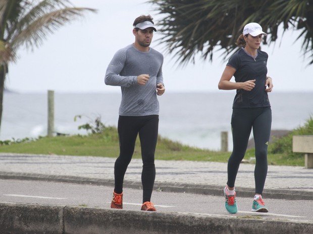 Juliano Cazarré e sua esposa correndo na orla da Barra da Tijuca, RJ (Foto: Dilson Silva / Agnews)