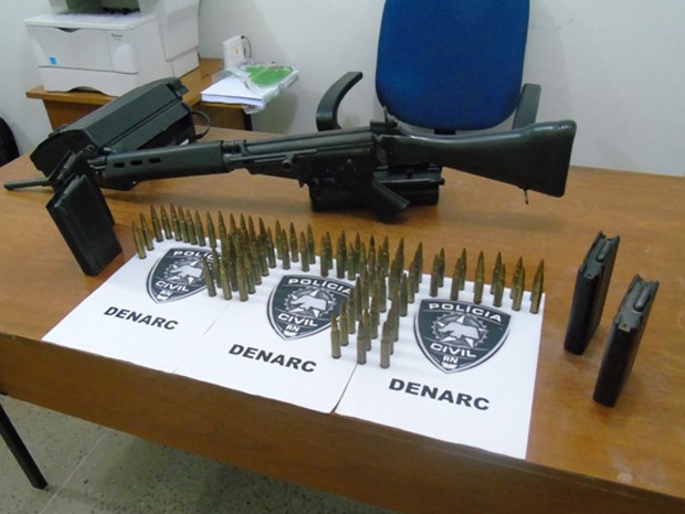 Foram apreendidos um fuzil 762 e quatro carregadores (Foto: Divulgação/Polícia Civil do RN)