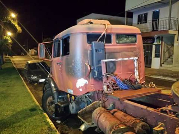 G1 Ônibus escolar e mais dois veículos estacionados em rua são