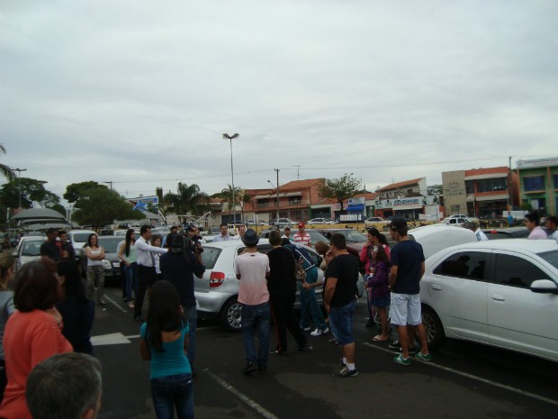 Carro foi cercado até a chegada a polícia (Foto: Gláucia Souza / G1)