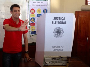 Clécio Luís, candidato do PT, vota em Macapá (Foto: Priscilla Mendes/ G1)