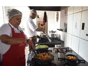 Há vagas para auxiliar de cozinha e cozinheiro (Foto: Fred Loureiro/ Secom-ES)
