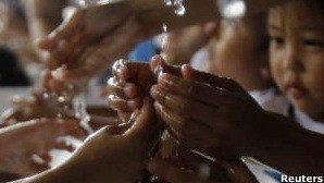 Lavar as mãos (Foto: Reuters)