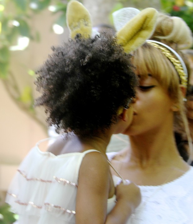 Beyoncé e a filha, Blue Ivy (Foto: Reprodução/iam.beyonce.com)