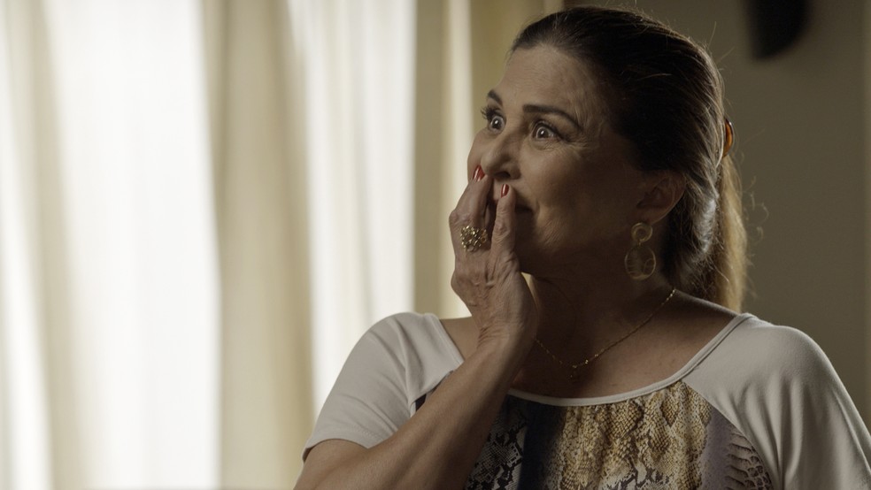 Aurora fica toda feliz (Foto: TV Globo)