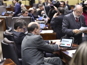 Deputados derrubam veto do governador e aprovam reajuste de salários dos demais poderes, exceto o Executivo (Foto: Marcelo Bertani/Agência ALRS/Divulgação)