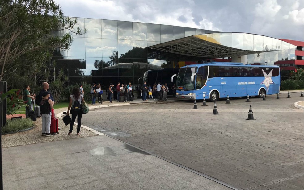 Ônibus deixa hotel com passageiros que desembarcaram no DF, após discussão em voo (Foto: Lucas Magalhães/Arquivo pessoal)