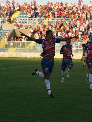 Ciro Sena comemora gol contra o Trairiense (Foto: José Leomar/Agência Diário)