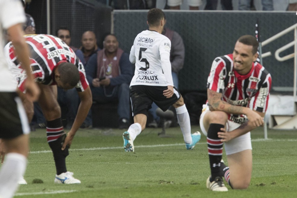 Gabriel comemora gol do Corinthians ao fundo, enquanto Maicon lamenta o lance (Foto: Daniel Augusto Jr/Ag. Corinthians)