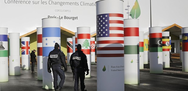 Pilares com bandeiras dos países na entrada da COP 21 em Paris (Foto: AP Photo/Laurent Cipriani)