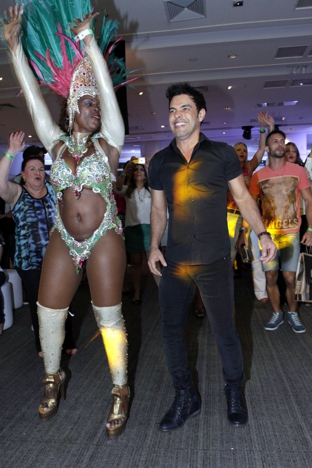 Zezé di Camargo cai no samba com a bateria da Imperatriz  (Foto: Marcos Ferreira /Brazil News)