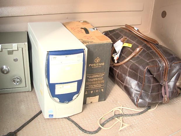 Cofre, bolsas e computadores foram apreendidos durante operação  (Foto: Reprodução/TV Clube)
