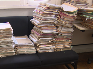Processos acumulados em Itapecerica (Foto: Reprodução/TV Integração) Processos acumulados em Itapecerica (Foto: Reprodução/TV Integração)