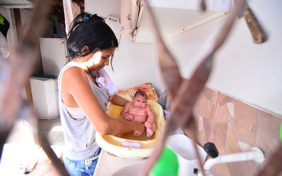 Camilla Alves da banho na filha Maria Liz (Foto: Rizemberg Felipe/Agência & Studio/ÉPOCA)