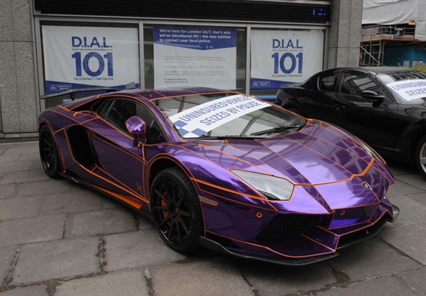 Com pintura roxa e detalhes em laranja, Lamborghini Aventador é vista no pátio da Scotland Yard, juntamente com um adesivo que indica 'apreendido' (Foto: Stefan Rousseau/AP) Com pintura roxa e detalhes em laranja, Lamborghini Aventador é vista no pátio da Scotland Yard, juntamente com um adesivo que indica 'apreendido' (Foto: Stefan Rousseau/AP)
