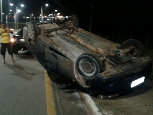 Veículo capota na Avenida Jerônimo de Albuquerque em São Luís (Foto: Reprodução/TV Mirante)