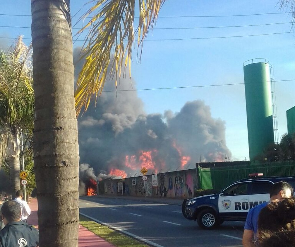 Fumaça encobriu parte da avenida Itatuvu devido um incêndio em Sorocaba (Foto: Maciel Domingues da Silva/Arquivo Pessoal)