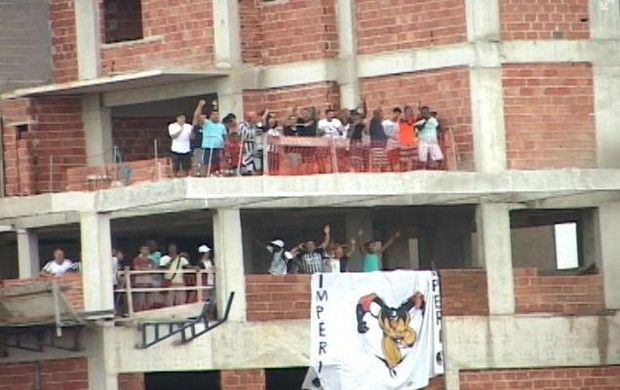 Torcida do América em prédio vizinho ao Godofredo Cruz (Foto: Divulgação Ferj)