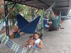 Iara Reis e filha de três meses são uma das famílias de agricultores acampadas no Incra Piauí (Foto: Catarina Costa/G1)