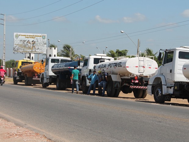 Caminhões-pipa aguardam vistoria em Petrolina (Foto: Amanda Franco/ G1)