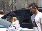Grávida, Christina Aguilera recebe  carinho do filho na barriga