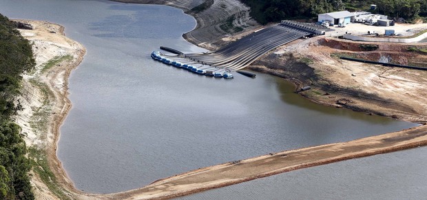 Captação de água da segunda cota do volume morto na represa de Atibainha, do sistema Cantareira (Foto: AFP PHOTO / Miguel Schincariol)