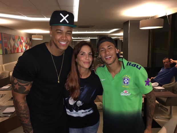 Ego Ivete E L O Santana Posam Com Neymar Na Concentra O Da Sele O