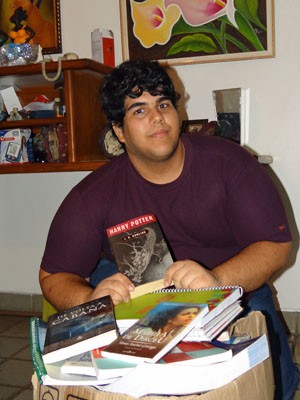 Os livros não vão ser deixados para trás na mudança, garante Iury. (Foto: Katherine Coutinho/G1) Os livros não vão ser deixados para trás na mudança, garante Iury. (Foto: Katherine Coutinho/G1)