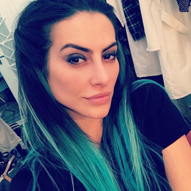 Ego Cleo Pires Radicaliza E Usa Um Aplique Verde Nos Cabelos 