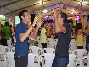 Louvor e animação envolveram todos os fieis (Foto: Aritana Aguiar/G1)