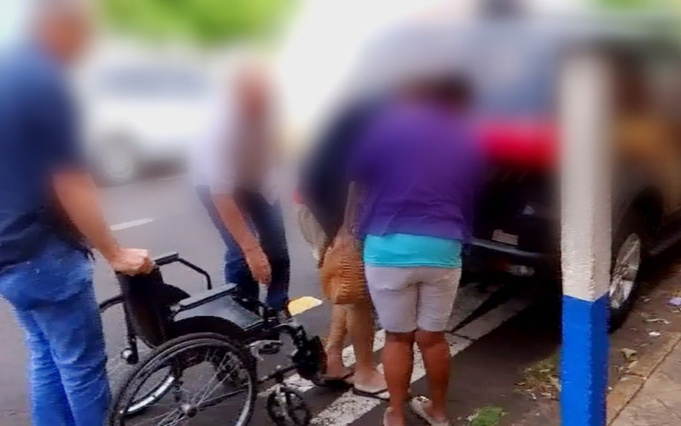 Homem se levanta da cadeira de rodas após ser preso (Foto: Reprodução/TV TEM)