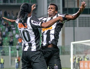 Jô e Ronaldinho Gaúcho gol Atlético-MG contra Coritiba (Foto: Bruno Cantini / Site Oficial do Atlético-MG)